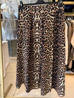Leopar desenli etek ile şık bir stil yakalayın