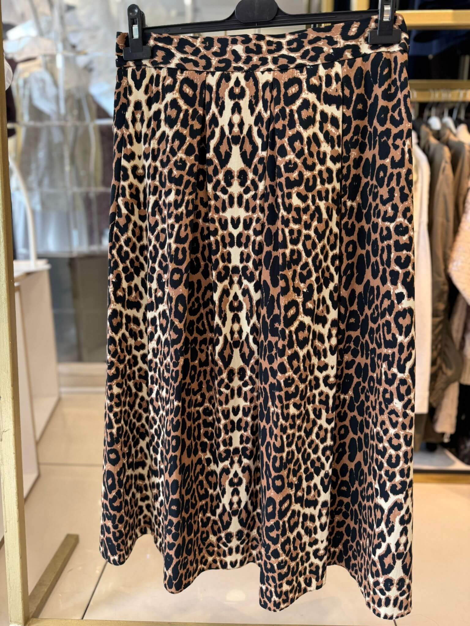 Leopar desenli etek ile şık bir stil yakalayın