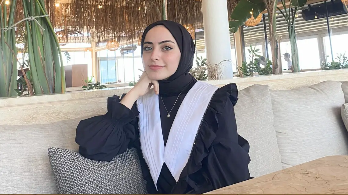 Ecbel Butik yeni gelen ürünleri tanıtan model.