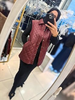 Bordo yelek, zarif ve modern kadın giyim kombinleri için ideal
