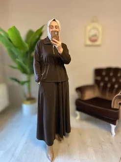 yüksek yaka kahverengi etekli takım kadın şık kombin