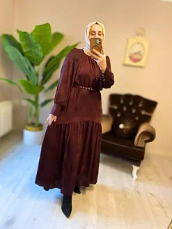 Piliseli kemerli elbise modeli