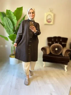 Yeni sezon tensel qupra tunik modeli rahat kalıp ve modern tasarımıyla kadın giyim kombinine uygun görünüm sunuyor.