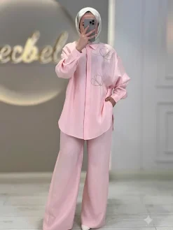 Tesettür giyime uygun gömlekli ikili takım modeli.