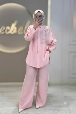 Tesettür giyime uygun gömlekli ikili takım modeli.