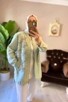 mint yeşili renkli, ön üst kısmı zarif çiçek işlemeleriyle detaylandırılmış, fermuarlı tesettür kap modeli