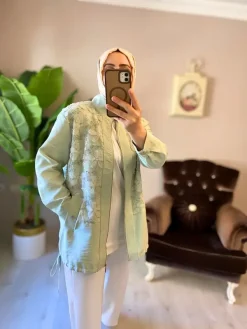 mint yeşili renkli, ön üst kısmı zarif çiçek işlemeleriyle detaylandırılmış, fermuarlı tesettür kap modeli