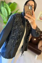 Siyah renkli, ön üst kısmı zarif çiçek işlemeleriyle detaylandırılmış, fermuarlı tesettür kap modeli
