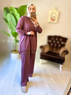 Tesettür giyime uygun pantolonlu tunik takım modeli.