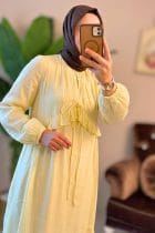 Tencel kumaş tesettür elbise modeli, rahat kesim ve zarif tasarımıyla günlük ve özel gün kombinlerine uygun.