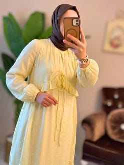 Tencel kumaş tesettür elbise modeli, rahat kesim ve zarif tasarımıyla günlük ve özel gün kombinlerine uygun.