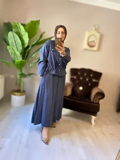 Stil sahibi kadınlar için tasarlanmış, orijinal rengi ve dökümlü kumaşıyla öne çıkan indigo ikili takım.