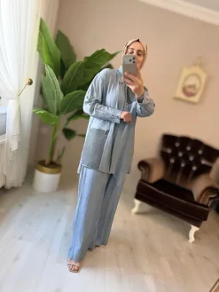 Ecbel Butik rahat kalıp takım modeli, şık ve konforlu tasarımıyla günlük ve özel gün kombinleri için ideal bir tesettür giyim seçeneğidir.